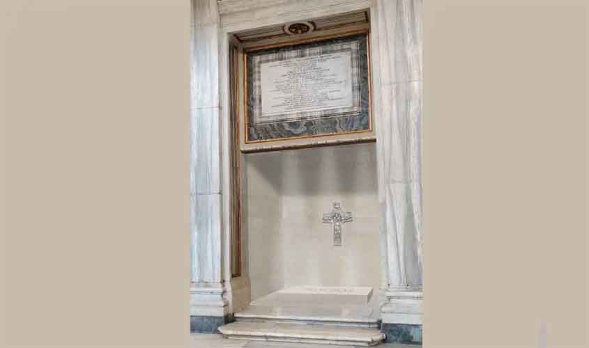 Túmulo do papa foi feito com pedra da região de seus avós, na Itália