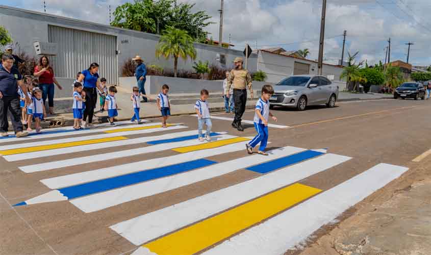 Prefeitura adota modelo de faixas de pedestre lúdicas em frente às escolas