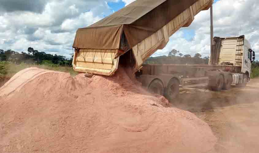 Governo entrega mais de seis mil toneladas de calcário para 190 produtores de leite de Rondônia