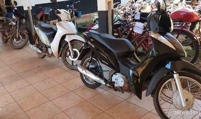 Em menos de 24 horas PMRO recupera duas motonetas, apreende simulacro e prende acusados do crime