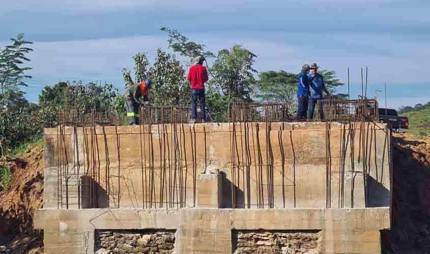 DER vistoria obras de recapeamento e construção de ponte na RO-463