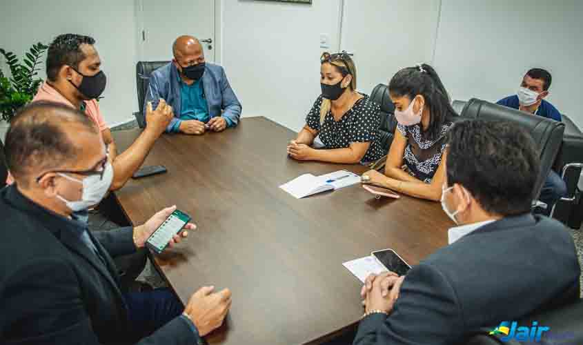 Jair Montes recebe demandas dos moradores do Cristal da Calama e inclui ajuda a distribuição do Sopão