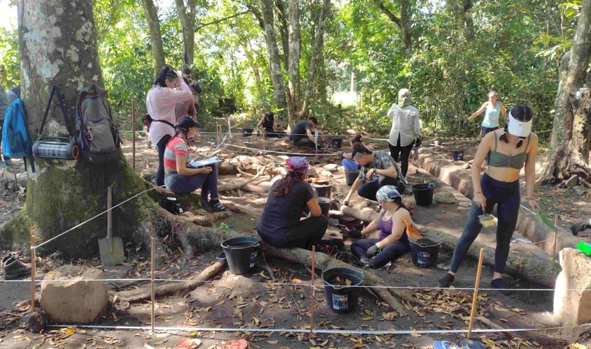 Escavação arqueológica evidencia estrutura centenária do antigo Hospital da Candelária