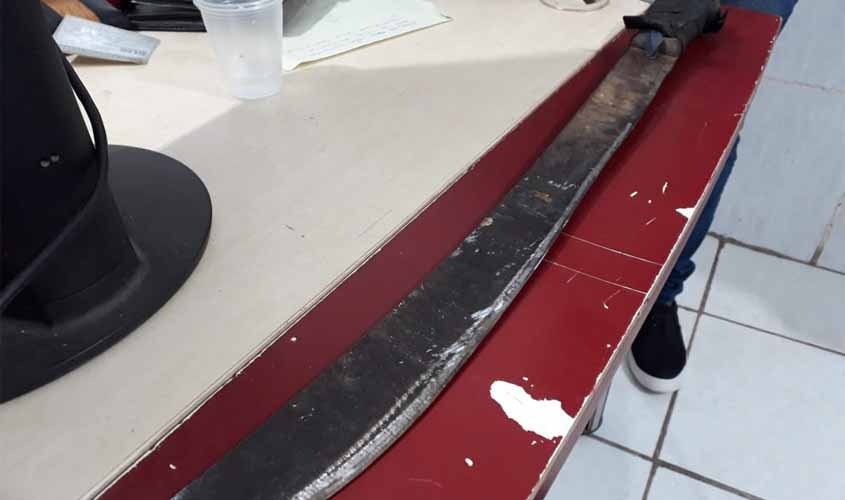 Homem é agredido com golpes de facão na cabeça