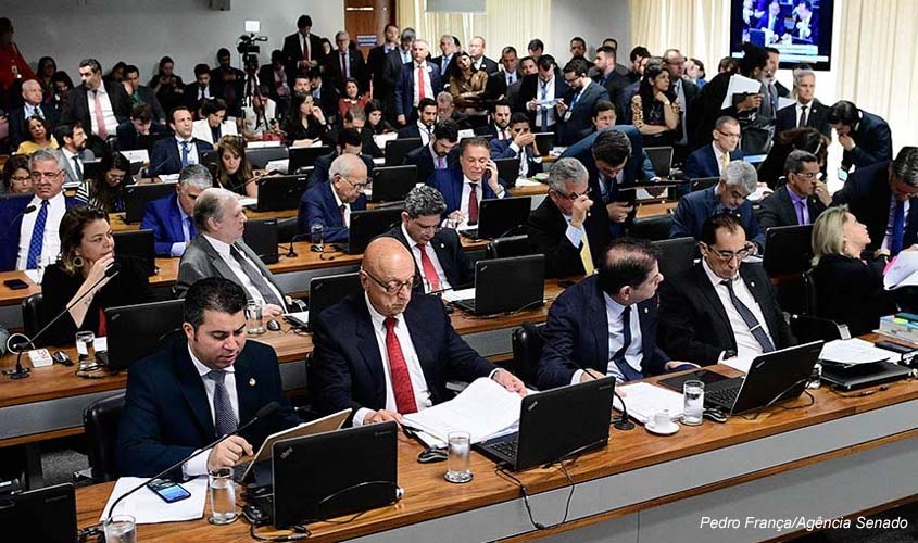 CCJ adia votação sobre perda de mandato para condenados pela Ficha Limpa