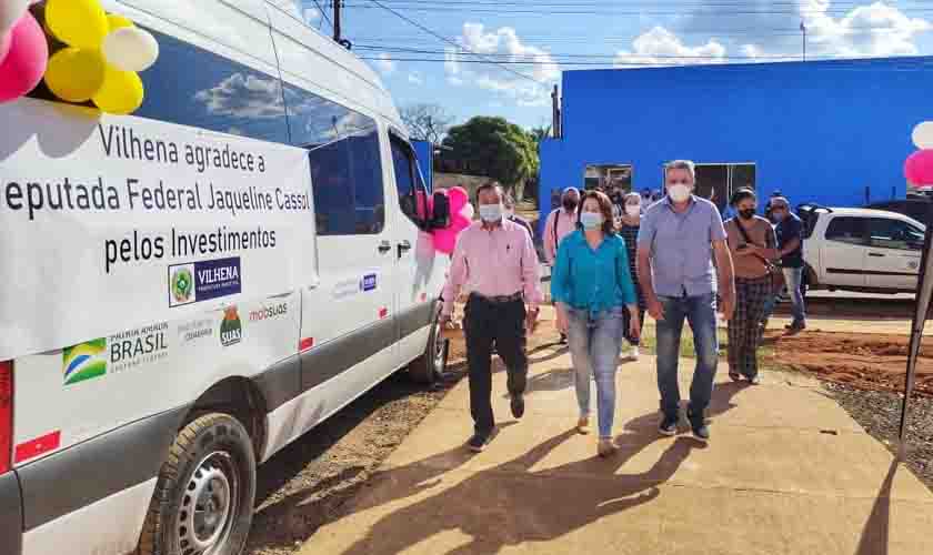 Jaqueline Cassol entrega van para Prefeitura de Vilhena: projeto Cras Itinerante será realizado com veículo