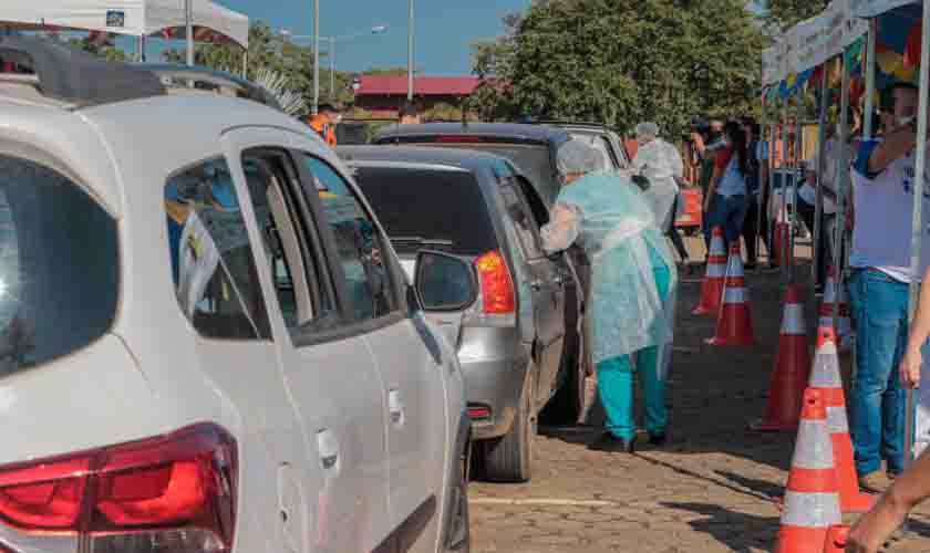 “Drive-thru da Vida”: voluntários prestam apoio durante a vacinação contra a Covid-19 na Prefeitura
