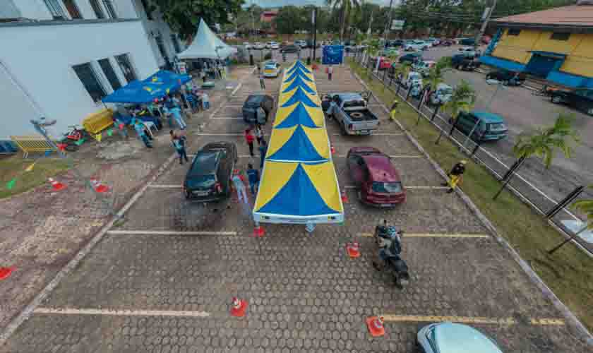 Segunda edição do drive-thru imuniza cerca de mil pessoas na sede da Prefeitura