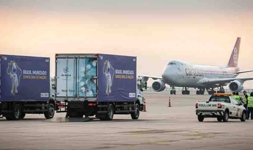 Vacinas doadas pelos EUA chegam ao Brasil neste sábado (26)