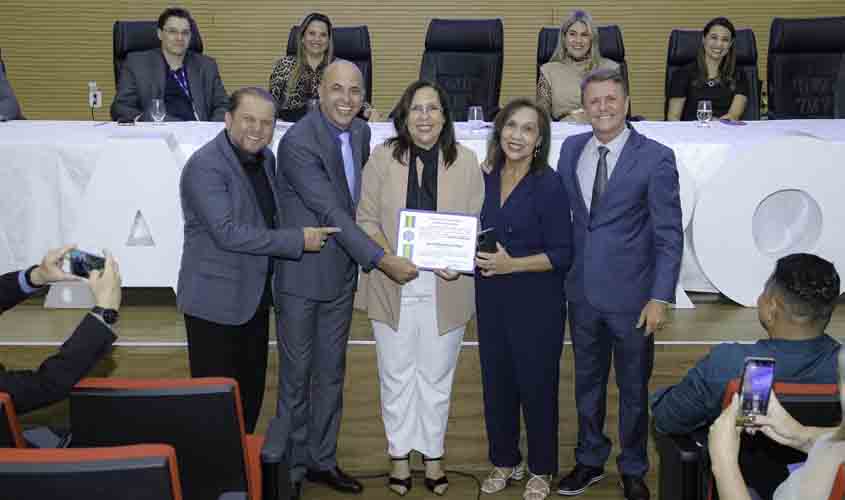 Deputado Ismael Crispin homenageia educadores de Rondônia com Votos de Louvor