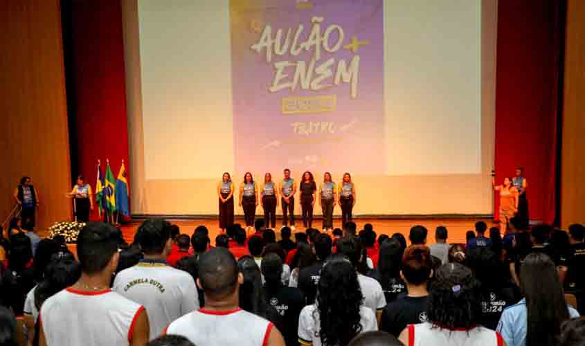 Mais de mil alunos participam do aulão 'Tô Ligado no Enem' no Teatro Palácio das Artes, em Porto Velho