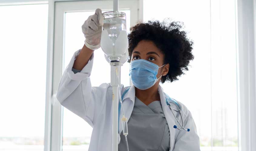 Infusão de medicamentos faz parte do tratamento de diferentes doenças; veja em quais casos é utilizada