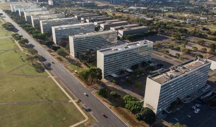 Governo quer cortar carreiras e mudar regras de estabilidade para servidores   