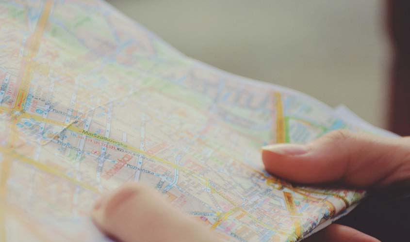 Concursado que mora a 110 metros do local de trabalho consegue reverter ato que impediu posse