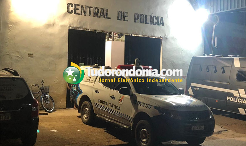 Jovem encontra namorada em festa, agride ela com socos e foge com carro da vítima