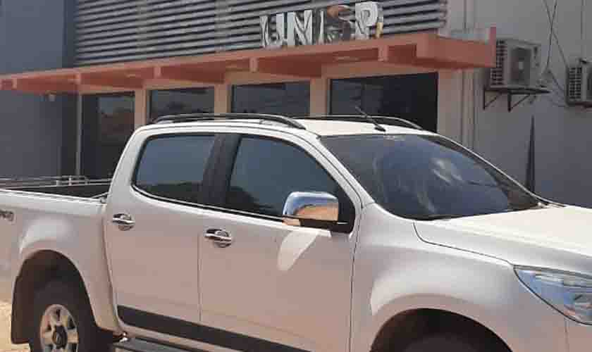 Casal de empresário tem caminhonete roubada e fica amarrado na mata