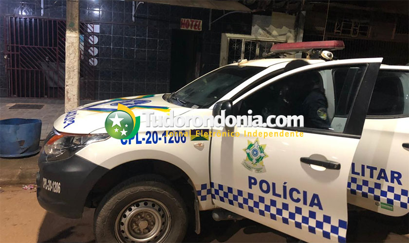 Mulher é agredida no meio da rua e marido ciumento é preso trancado em casa