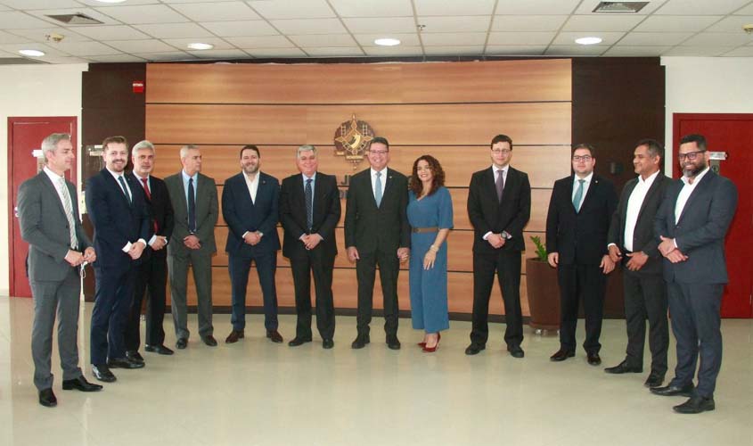 Presidente da Assembleia Legislativa participa de encontro entre chefes de poderes e de instituições