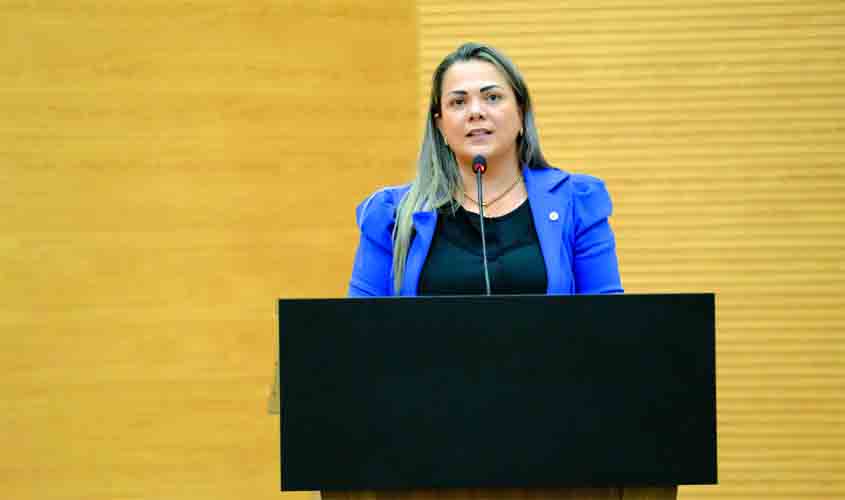 Cláudia de Jesus apoia ações do estado para educadores