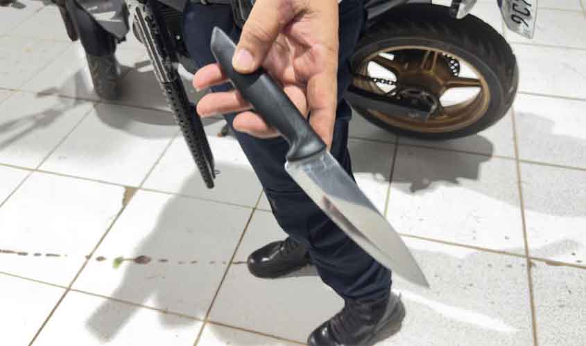 Mulher é presa após esfaquear marido durante briga em residência na zona leste de Porto Velho