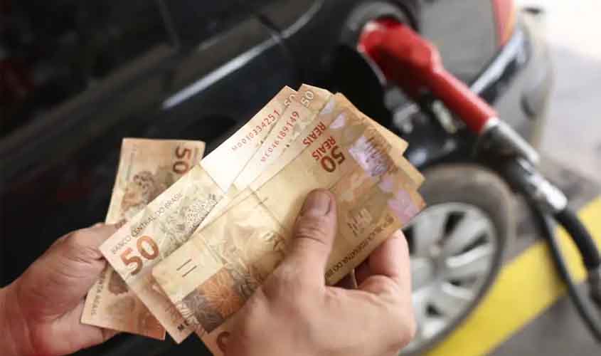 Gasolina, luz e passagens aéreas pressionam inflação em grandes cidades