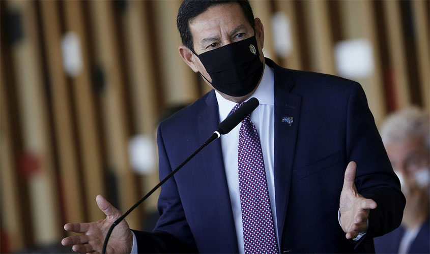 Mourão defende aprimoramento e manutenção do auxílio emergencial