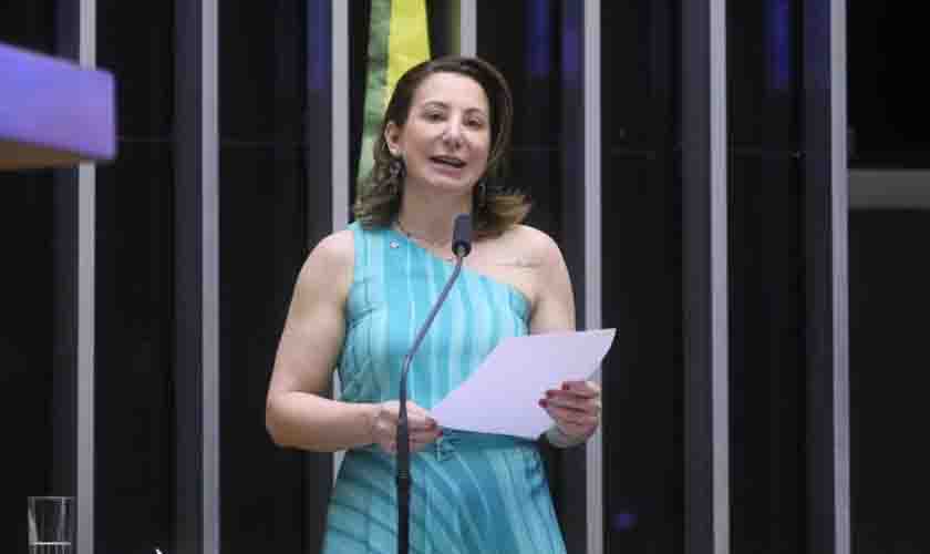 Câmara aprova distribuição gratuita de absorventes higiênicos para estudantes e mulheres de baixa renda