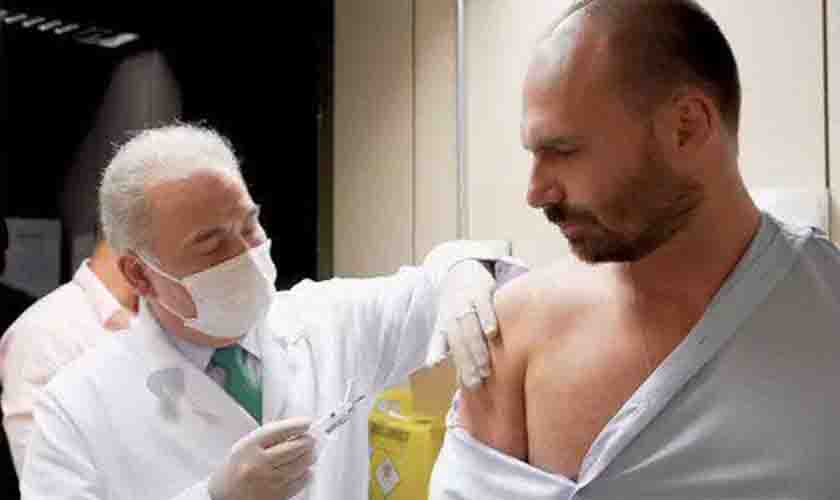 Depois de mandar “enfiar máscara no rabo”, Eduardo Bolsonaro toma vacina contra Covid