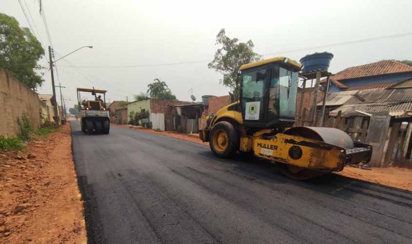 Ruas do bairro Igarapé recebem obras de preparação de base e asfaltamento