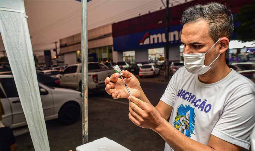 População participa de ação com vacinação e testes rápidos no Feirão