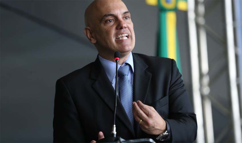 Moraes proíbe qualquer contato de Mauro Cid com Bolsonaro e Michelle