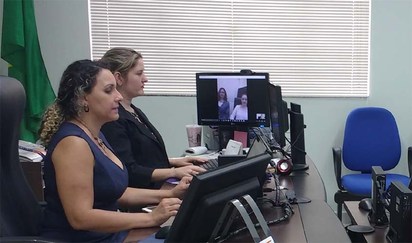 Professora participa de videoconferência da sua residência com a Justiça do Trabalho e soluciona processo