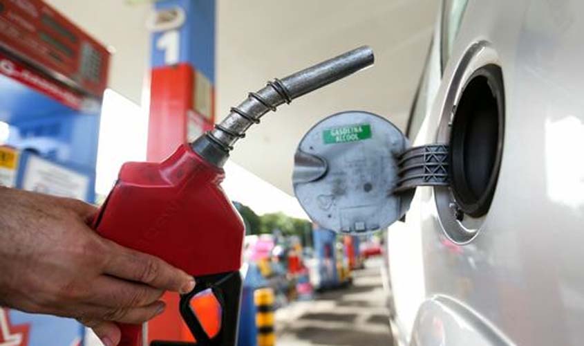Preço médio dos combustíveis registra leve baixa