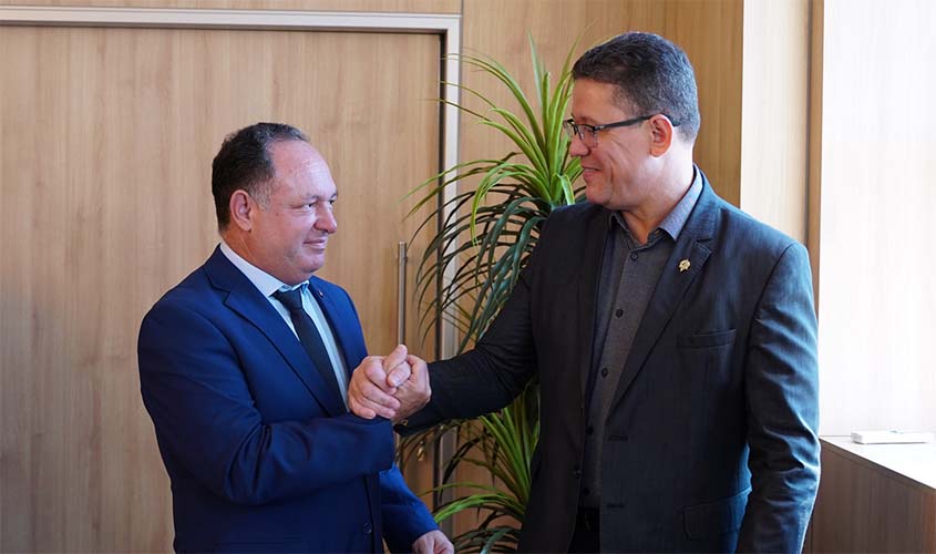 Pedro Fernandes comemora sanção da Lei 'Amigos da Escola' pelo governador Marcos Rocha