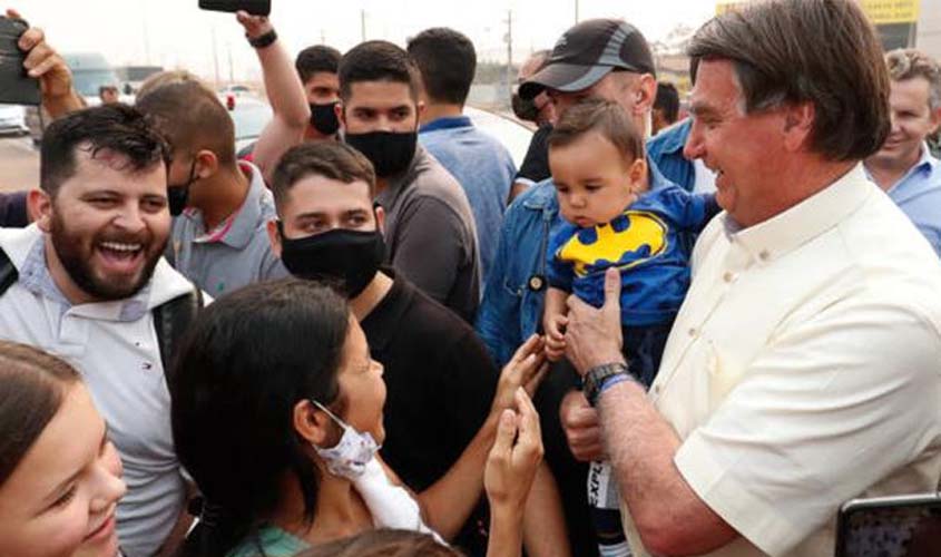 Bolsonaro dispara grosserias contra homem que reclamou do preço do arroz: “vai comprar lá na Venezuela”