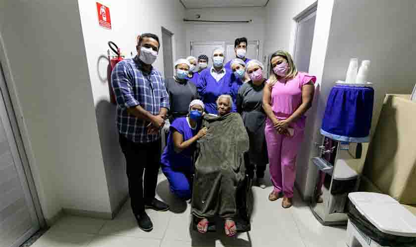 Última paciente da segunda onda da Covid recebe alta da UTI do HM