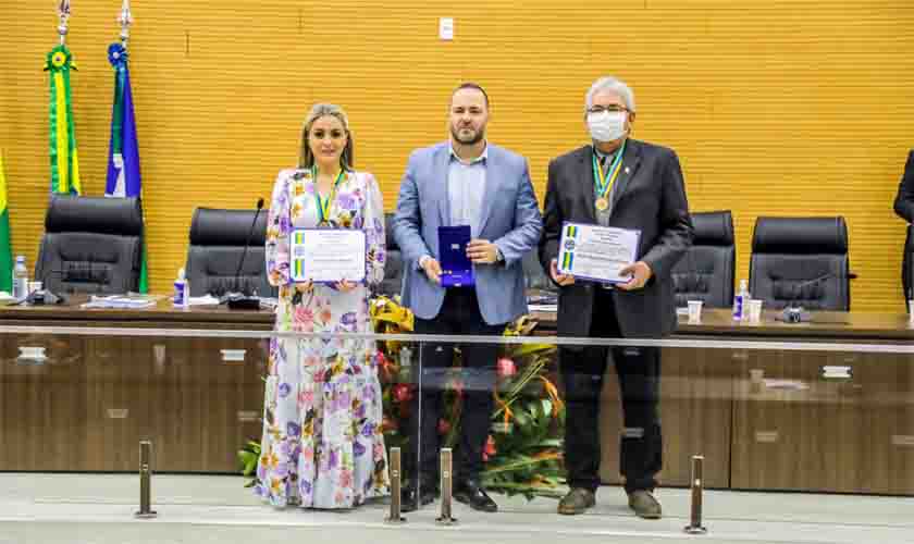 Presidente Alex Redano entrega medalhas do mérito legislativo a autoridades bolivianas
