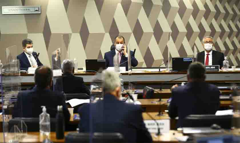 CPI aprova pedido de retratação de presidente Bolsonaro por live