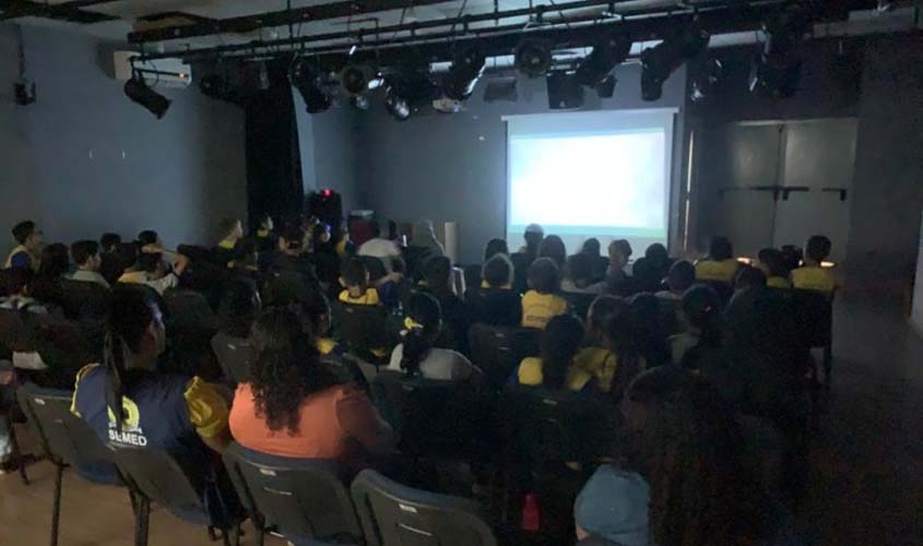 Prefeitura realiza mais uma sessão especial de cinema para as crianças dos projetos da Praça CEU
