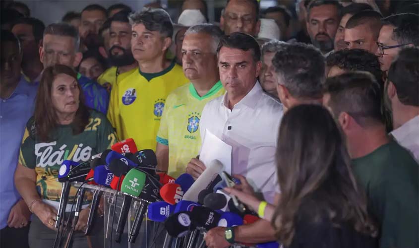Moraes determina entrega de passaporte e proíbe Flávio de sair do país