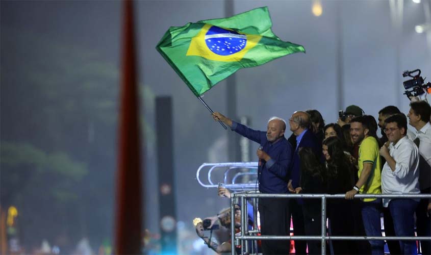 Em festa da vitória, Lula pede que público cante Hino da Independência