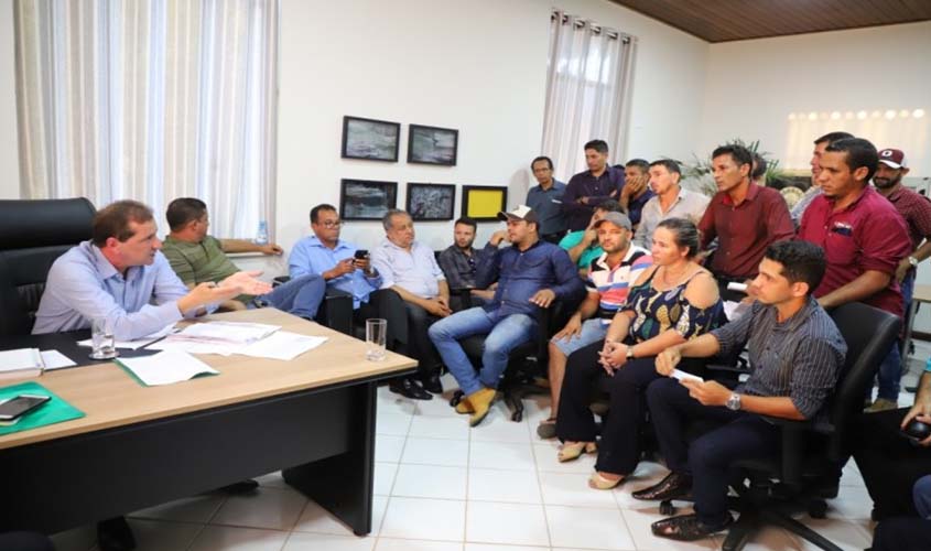 Hildon Chaves vai ao FNDE pedir prioridade e celeridade na entrega dos ônibus