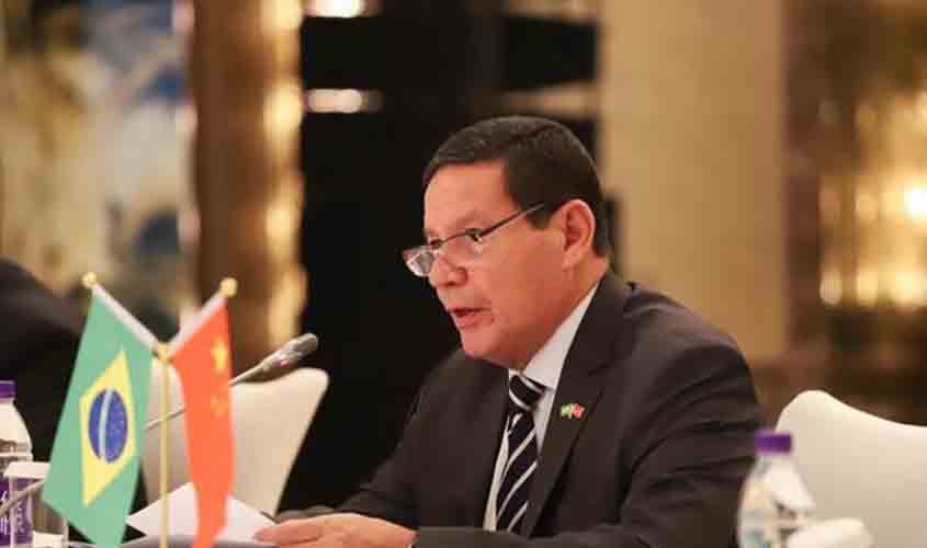 Com presença de Mourão, empresários reagem a ofensiva do clã Bolsonaro e lançam estudo para defender negócios com a China