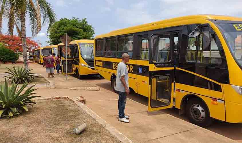 Através do Deputado Lucio Mosquini Nova Mamoré recebe mais 05 ônibus escolares