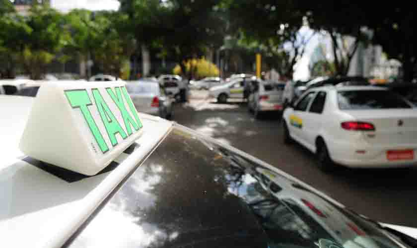 Motorista auxiliar de táxi não consegue vínculo de emprego com dono da permissão
