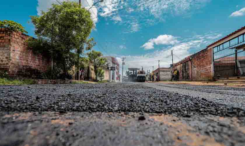 Prefeitura segue obras de pavimentação no bairro Aponiã