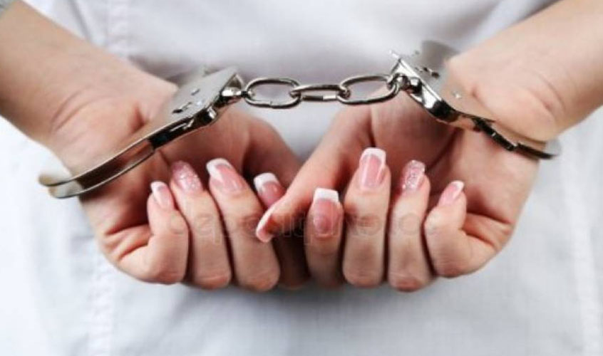 Fogos de artifício, mulher de 25 anos chama policial de 'pé de porco' e acaba presa em flagrante por desacato