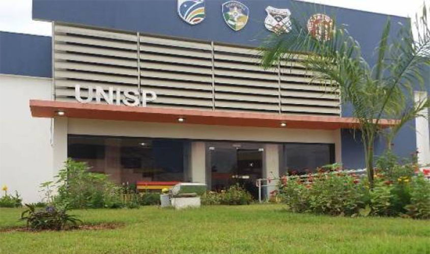 Rapaz de 20 anos pula de picape em movimento e sofre traumatismo craniano; quatro colegas foram detidos