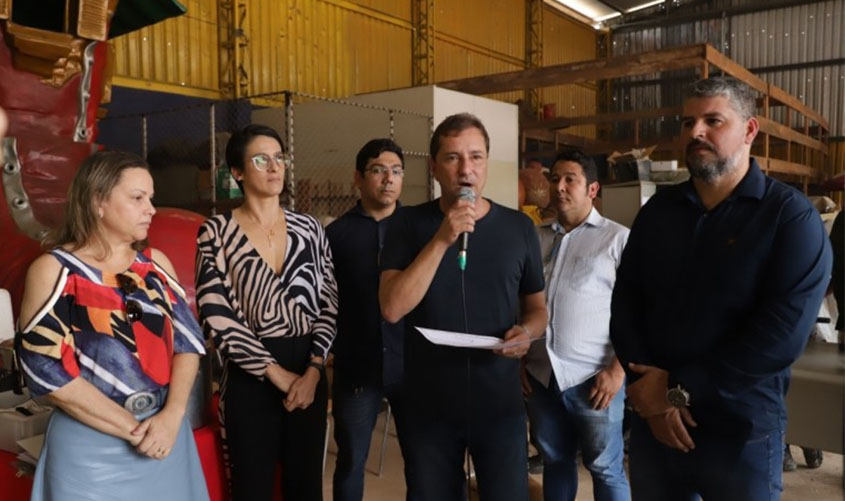 Prefeitura concede menção de elogios a servidores pelo leilão