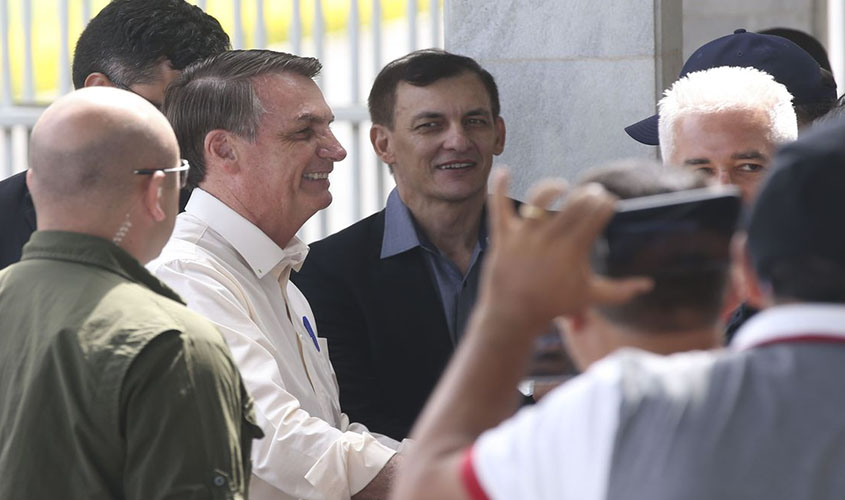 Bolsonaro vai a lotérica apostar na Mega da Virada